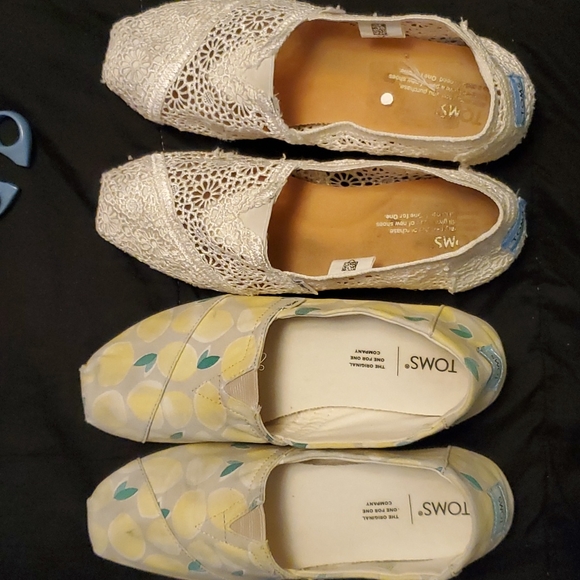 2 pairs TOMS  shoes , size 8 - Picture 1 of 9